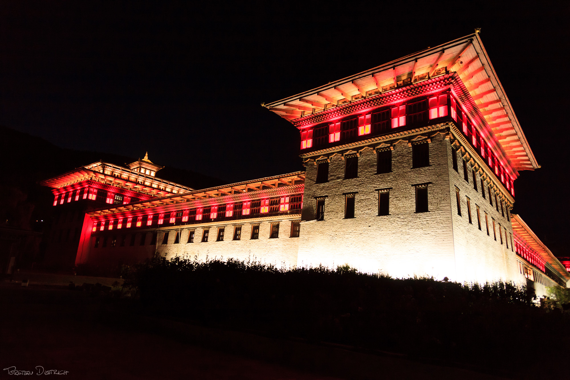 Tashi Chho Dzong at night